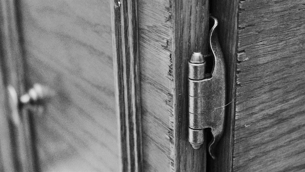 Cómo arreglar una puerta que chirría o roza