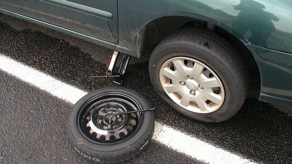 Cómo cambiar una rueda pinchada del coche paso a paso