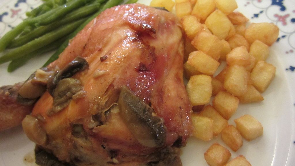 Cómo hacer pollo al horno con patatas jugoso