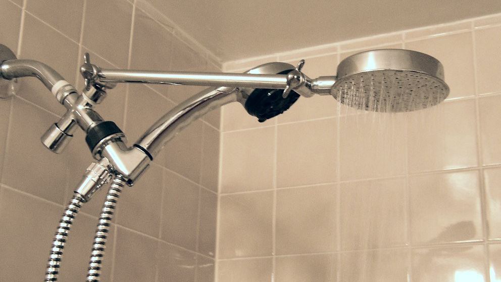 Cómo quitar la cal de grifos, mampara y alcachofa de ducha