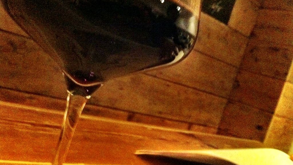 Cómo quitar manchas de vino tinto de la ropa