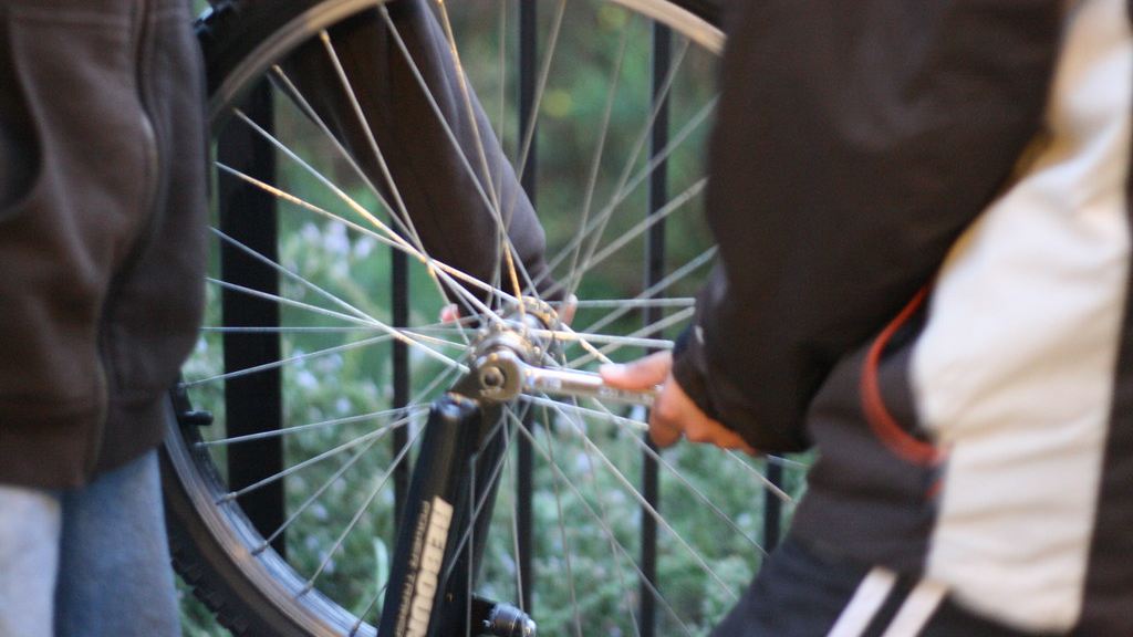 Cómo arreglar un pinchazo de bicicleta paso a paso