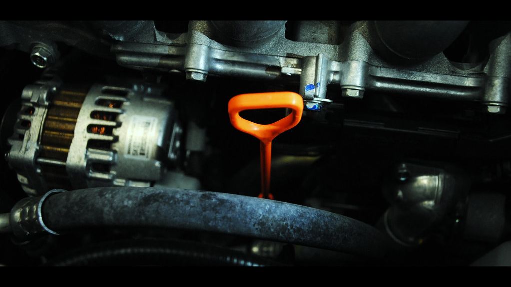 Cómo revisar el nivel de aceite del coche